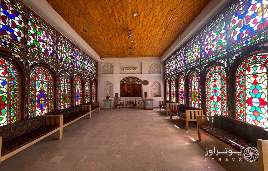 موزه مشروطه اصفهان که سالنی است با سقف چوبی و ارسی‌های رنگی در دو طرف